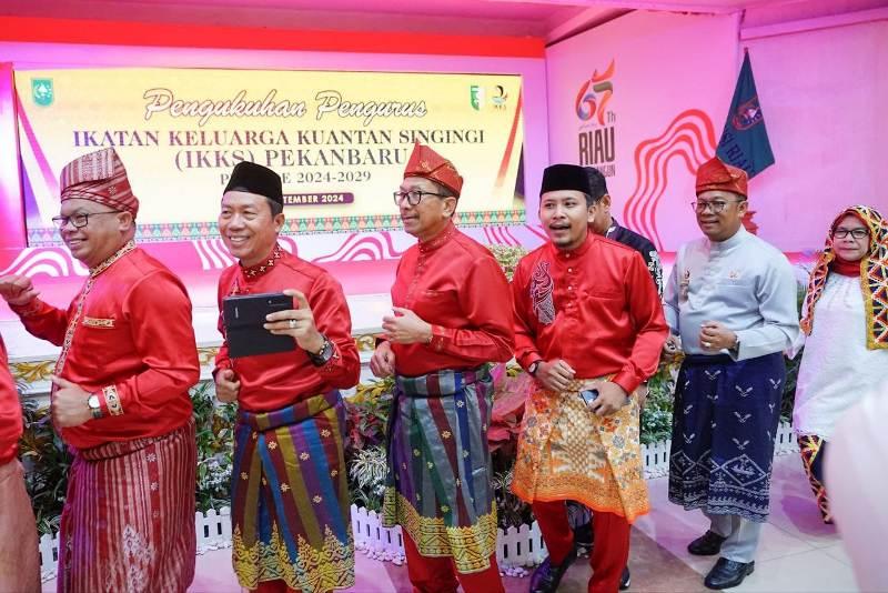 <b>Pelantikan IKKS Pekanbaru Spesial, Pj Gubri Rahman Hadi Ikut Menari Randai Kuantan</b>
