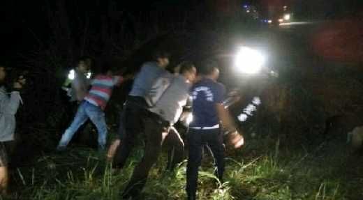Polisi dan Penjahat Kejar-kejaran seperti Film <i>Action</i>, Oleng, Braaak... Mobil Kawanan Perampok Truk CPO Terbalik di Km 39 Bandar Seikijang Pelalawan