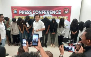 bpetugas-ditresnarkoba-polda-riau-gerebek-pesta-narkoba-di-sebuah-hotel-di-pekanbaru-14-dari-21