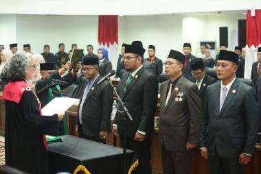 bmomenmomen-pengucapan-sumpah-dan-janji-jabatan-empat-pimpinan-dprd-kabupaten-indragiri-hilirb