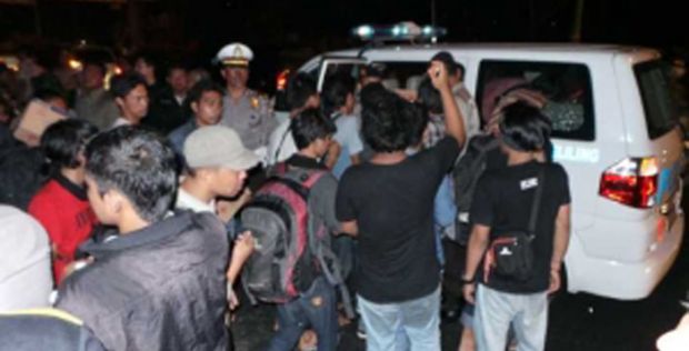 Massa HMI Asal Makassar yang Rusuh di Pekanbaru Akhirnya Tenang setelah Polisi Bagikan Nasi Bungkus