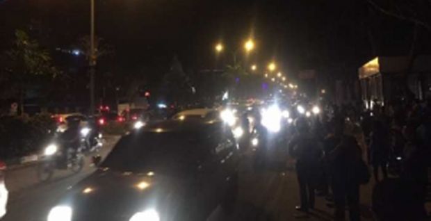 Massa HMI Asal Makassar Blokir Jalan dan Rusak Halte Busway Depan GOR Remaja Pekanbaru