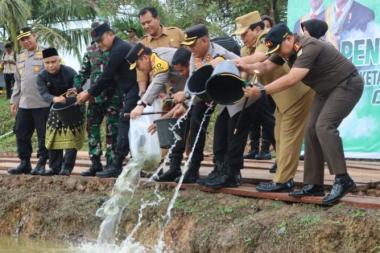 bkapolda-riau-lakukan-kunjungan-kerja-ke-rohul-serahkan-20-ribu-benih-ikan-untuk-program-ketahanan