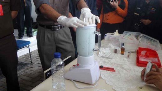 Polisi Riau ”Blender” Ekstasi dan Sabu Asal Malaysia yang akan Dijual untuk Menyambut Pesta Tahun Baru 2017