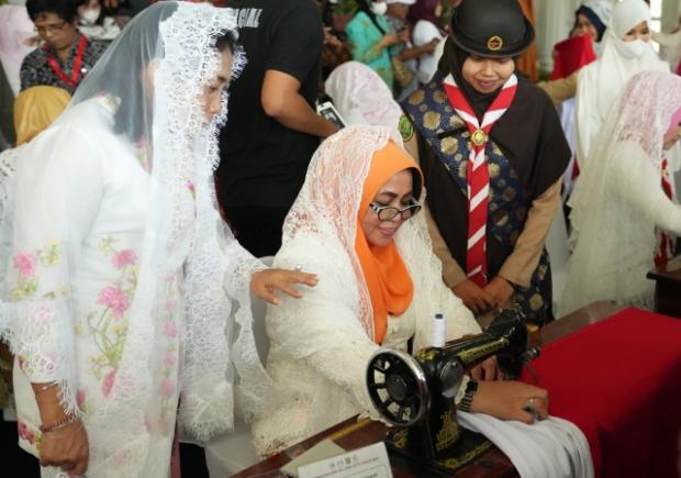 Mengenang Fatmawati Soekarno, Misnarni Syamsuar Menjahit Bendera Merah Putih pada Peringatan Hari Ibu di Bengkulu