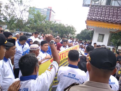 Ratusan Ketua RT/RW Unjuk Rasa Tuntut Wali Kota Pekanbaru Bayar Insentif