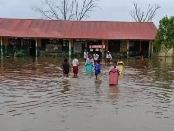 <b>Banjir, Sembilan Sekolah di Kabupaten Pelalawan Terpaksa Diliburkan</b>