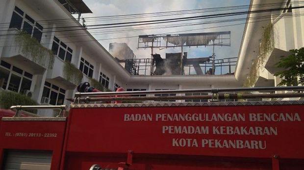 Hotel Tasia Ratu Pekanbaru Kebakaran, Asap Mengepul dari Lantai Atas