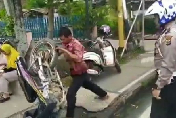 Tak Terima Ditilang Polisi, Pria di Rengat Indragiri Hulu Mengamuk Banting Sepeda Motor