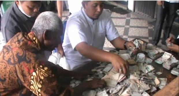 Kakek di Payakumbuh Simpan Uang dari Jasa Cuci Piring di Tumpukan Kain hingga Terkumpul Rp82 Juta