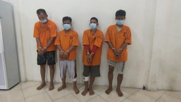 Asyik Santap Malam di Warung Pecel Lele Wilayah Jalintim Pelalawan, Kawanan Pembobol Brankas Perusahaan di Riau Disergap Polisi