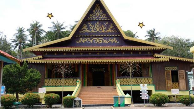 3 Nama Rumah Adat Riau yang Bentuknya Sangat Kental dengan Budaya Melayu