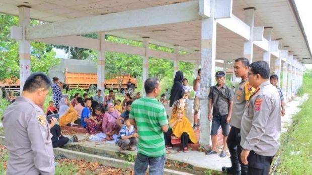 Iba Temukan Puluhan Pemudik Asal Riau Tumpang Truk Tronton Sedang Istrirahat di Pelataran Terminal Bus, Kapolres Labuhanbatu Sewa Bus Eksekutif