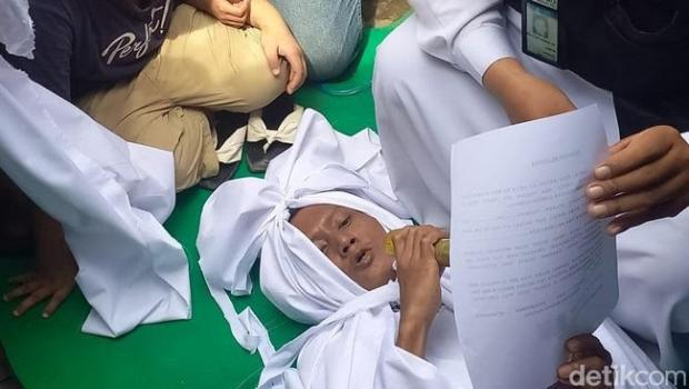 Tak Terima Dituding Cabuli Anak Tetangga, Pria di Palembang Nekat Lakukan Sumpah Pocong