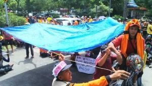 Dr Firdaus ST MT Tak Kunjung Nongol, Ratusan Buruh Sampah Pasang Terpal di Depan Pagar Kantor Wali Kota Pekanbaru