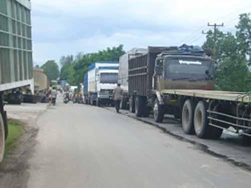 Perhatian! Mulai 23 Juni Truk Dilarang Lewat Jalan Riau-Sumbar