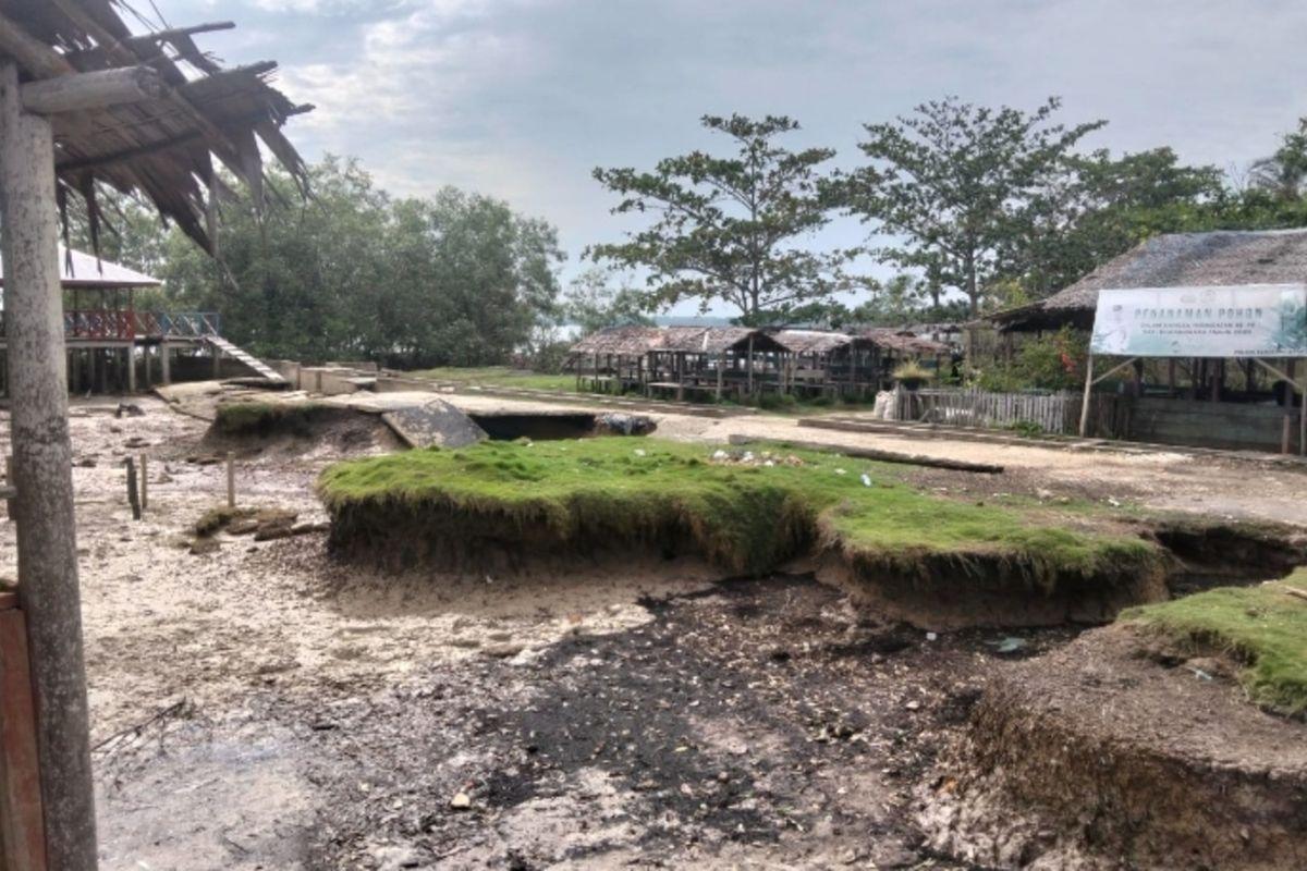<b>Abrasi Kepulauan Meranti: Rumah, Masjid, hingga Kuburan Hilang Ditelan Laut</b>