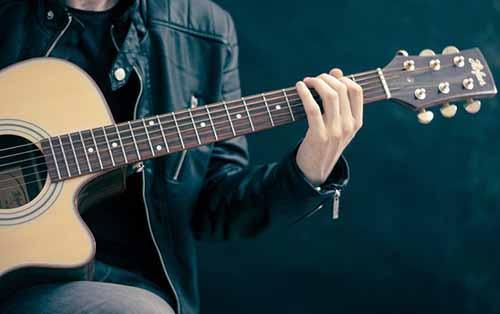 Gitar Tua Milik Pemuda di Kota Dumai Ini Bikin Dua Kawanan Rampok Bernafsu
