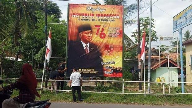 Bukan Jokowi, Kepala Desa di Pekalongan Ini Malah Pajang Baliho Jumbo Mantan Presiden Soeharto di HUT RI