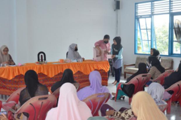 Mahasiswa Kukerta Unri Sosialisasi Pembuatan Rak Sederhana dari Kardus Bekas di Kampungdalam Pekanbaru