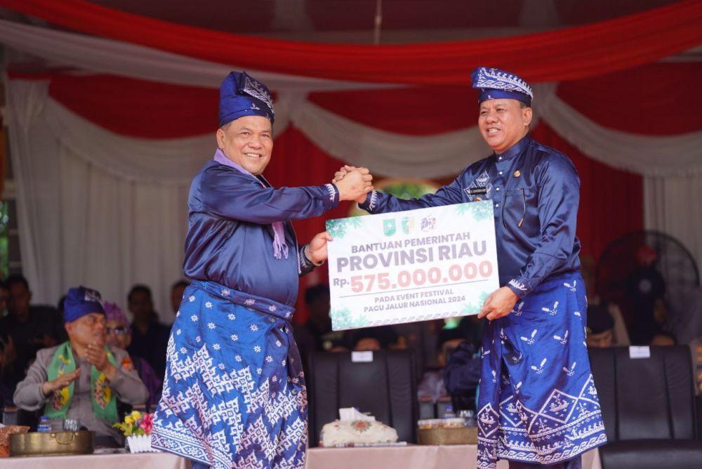 <b>Sekdaprov Riau Resmi Buka Festival Pacu Jalur Kuansing 2024</b>