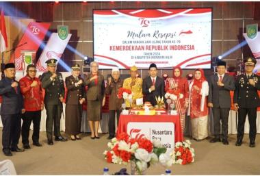 disaksikan-pimpinan-dprd-pj-bupati-indragiri-hilir-berikan-potongan-tumpeng-pertama-untuk-veteran
