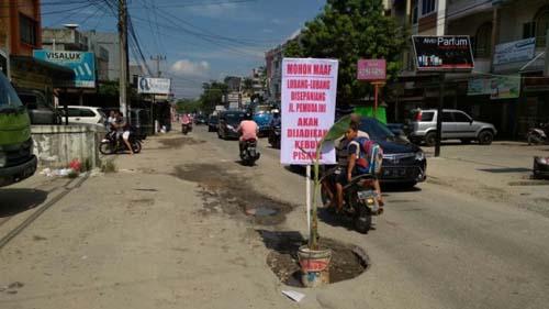 Lubang-lubang Menganga di Sepanjang Jalan Pemuda Pekanbaru, Warga Kesal dan Akan Menjadikannya Kebun Pisang