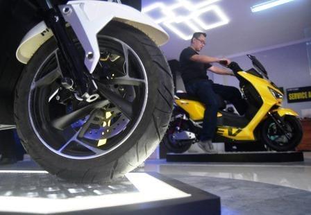 <b>Perkuat Distribusi, Perusahaan Motor Listrik Lokal United E-Motor Buka Gerai Terbaru di Pekanbaru</b>