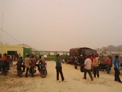 Merasa Cuma Dijadikan ”Penonton”, Ratusan Warga Desa Airkulim Blokir Kantor PT Timas Suplindo di Mandau