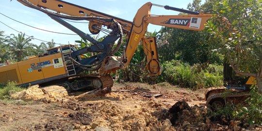 Alat Berat <i>Crane</i> Milik PT Adhi Karya Ambles di Jalan Permukiman Warga Tenayanraya Pekanbaru