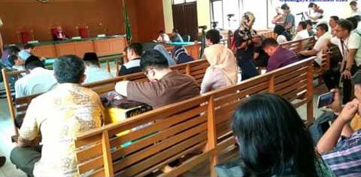 Hakim Sorta Tolak Praperadilan SP3 Karhutla Riau, Ruang Sidang Pengadilan Negeri Pekanbaru Nyaris Ricuh