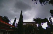 peringatan-cuaca-pekanbaru-diselimuti-awan-gelap-bmkg-prediksi-hujan-dan-angin-kencang-melanda-7