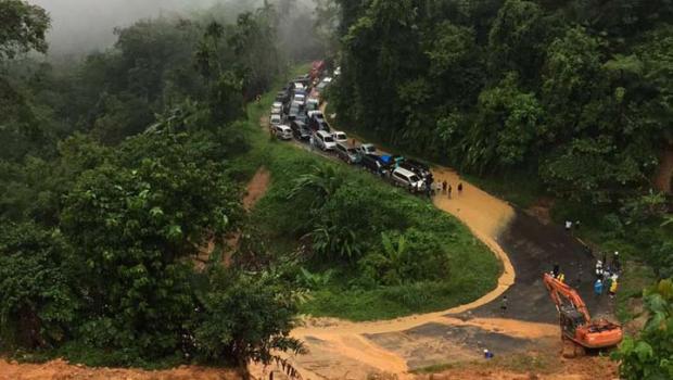Warga Riau Keluhkan Lambannya Perbaikan Jalan Longsor di Kawasan Perbatasan dengan Sumbar