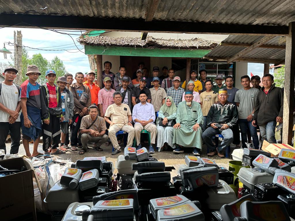 Warga Nelayan Tiga Desa di Inhil Terima Bantuan Mesin Robin dari Caleg DPR RI Partai Gerindra