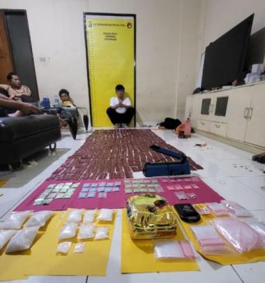 bditresnarkoba-polda-riau-gerebek-rumah-kosan-dua-tersangka-pengeder-narkoba-plus-bb-narkoba-yang