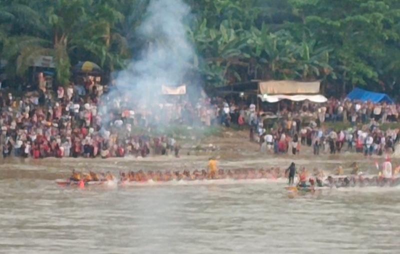 <b>Jalur Buayo Danau Juara 1 Lonba Pacu Jalur dalam Rangka HUT ke-25 Kabupaten Kuansing</b>
