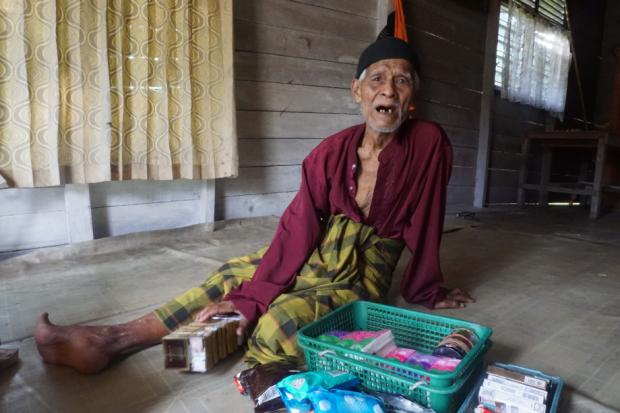 Getir Kehidupan Kakek Syafri, Lansia Berusia 86 Tahun yang Masih Bekerja sebagai Pedagang Asongan di Pasar Kodim Pekanbaru