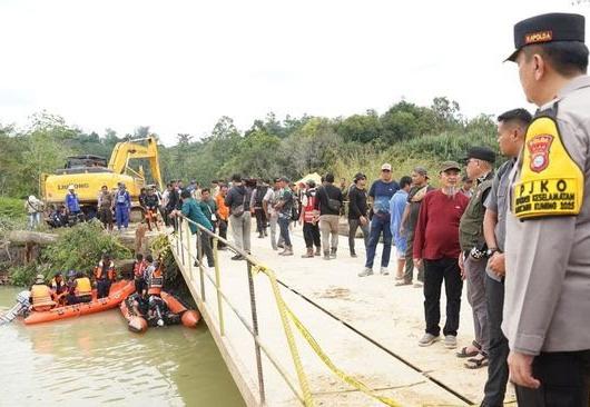 <b>Kapolda Riau Langsung Pimpin Evakuasi Truk Pengangkut Karyawan yang Jatuh ke Sungai di Pelalawan</b>