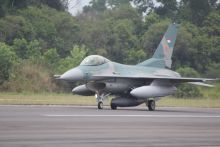 jet-tempur-f16-lanud-rsn-pekanbaru-siap-patroli-di-laut-natuna
