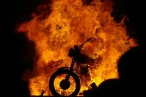 Terjebak di Lokasi Karhutla, Sepeda Motor Tim Pemadam Api di Kepulauan Meranti Hangus Terbakar