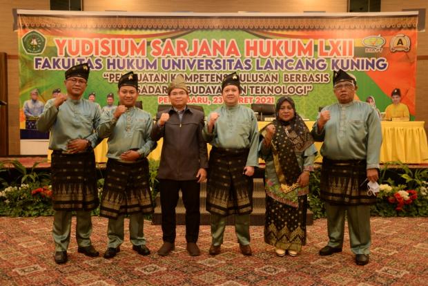 Nuansa Budaya Melayu Warnai Yudisium LXII Fakultas Hukum Unilak