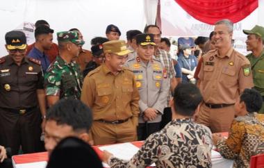 bgubernur-riau-bersama-kapolda-dan-kajati-tinjau-langsung-pelaksanaan-psu-di-kabupaten-siakb