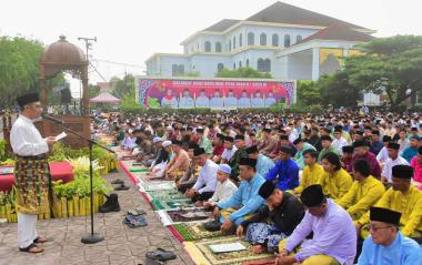 wabup-bengkalis-salat-idul-fitri-di-lapangan-tugu-bengkalis-bagus-santoso-ini-momentum-menjadi