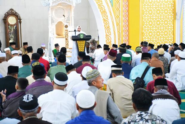 Salat Idul Fitri di Masjid Besar Arafah Kota Duri, Bupati Bengkalis Ajak Jemaah Perkokoh Persatuan
