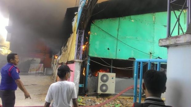 BREAKING NEWS: Pujasera 638 (Binggo) di Jalan Riau Pekanbaru Terbakar