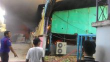 breaking-news-pujasera-638-binggo-di-jalan-riau-pekanbaru-terbakar