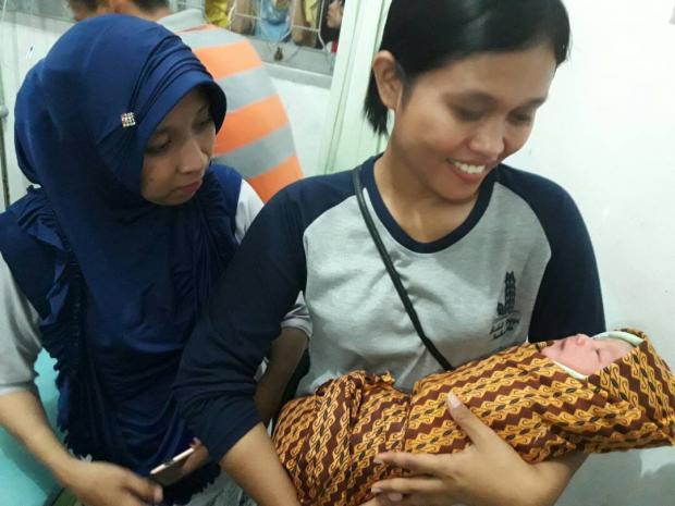 Warga Kandis Temukan Bayi Laki-laki di Dalam Tas dengan Kondisi Masih Berlumur Darah dan Tali Pusar Terpotong Pendek