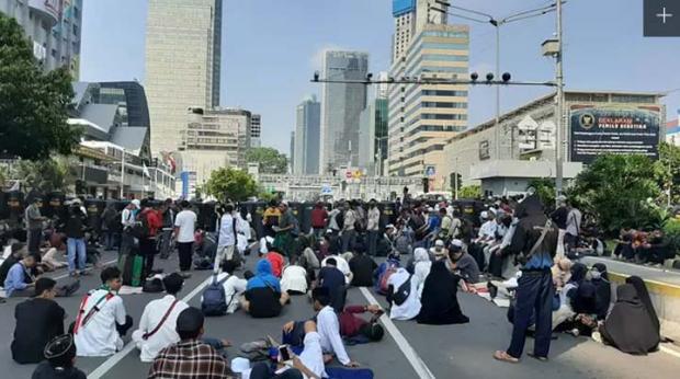 Di Tengah Suasana Aksi, Massa Aksi 22 Mei dan Polisi Sempat Buka Puasa Bersama