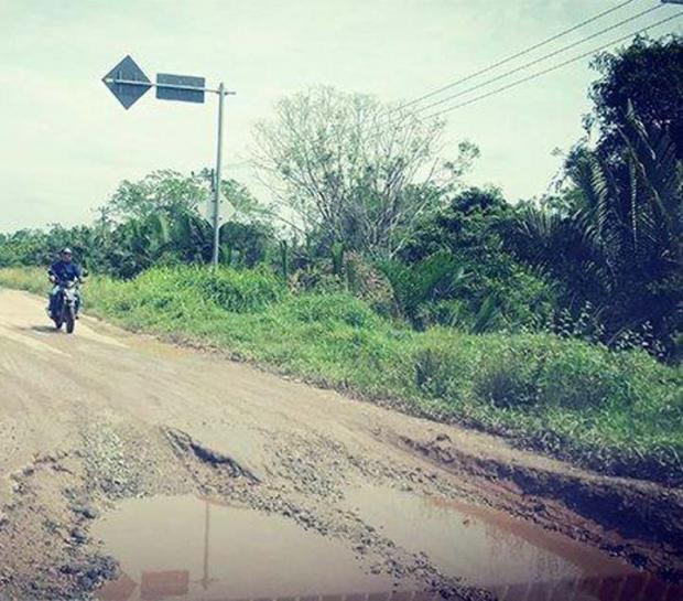 Jalan Penghubung Sungaipakning Bengkalis-Dumai Rusak Parah, Murid Arungi Jalan Berlumpur ke Sekolah