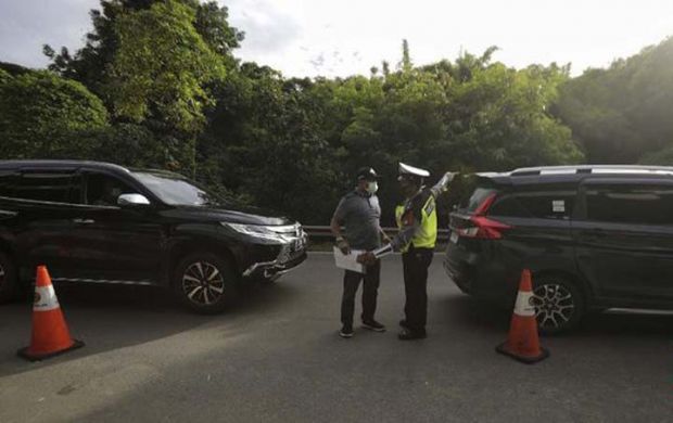 Manfaatkan Kelengahan Petugas, 100 Mobil Terobos Paksa Pos PSBB Perbatasan Sumbar-Riau